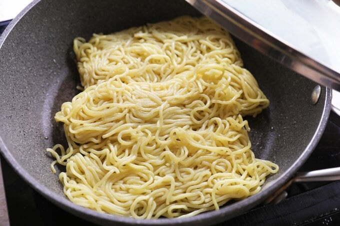 焼きそばを焼く