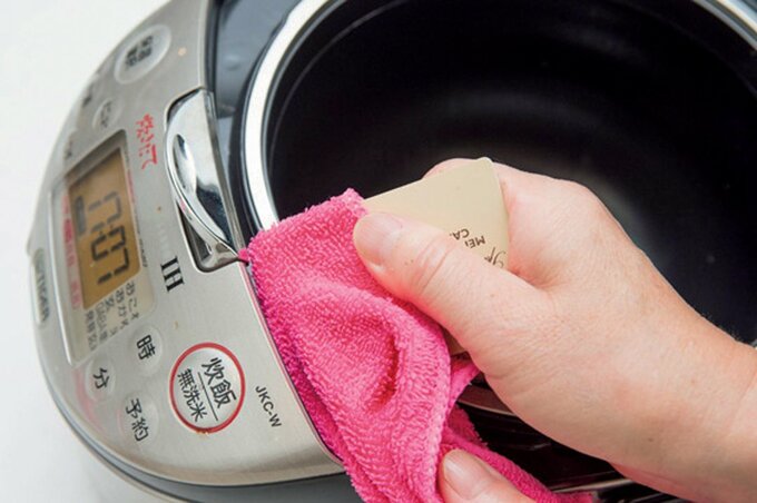 プラスチックカードにクロスを巻き、隙間を掃除