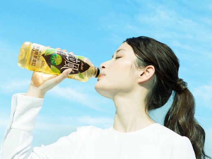 お茶を飲む女性