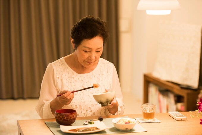 一人で食事をする女性