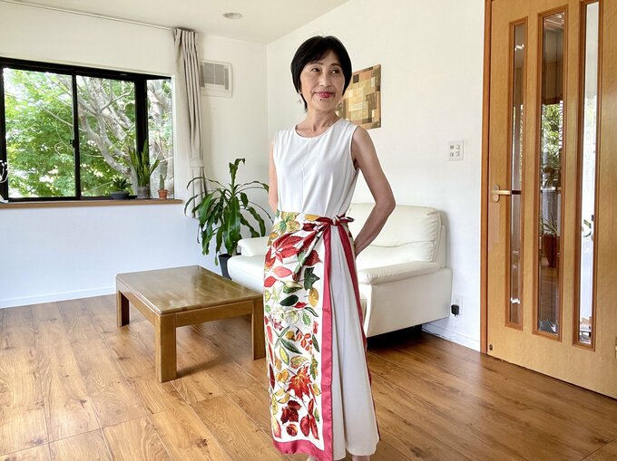 腰にスカーフを巻き付ける