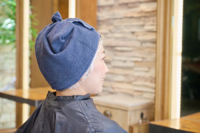 カラーリング中の女性