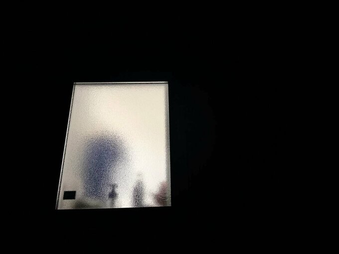 夜、型ガラスの窓を外から見たところ