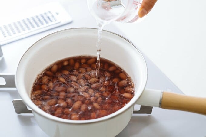 豆をゆでている鍋