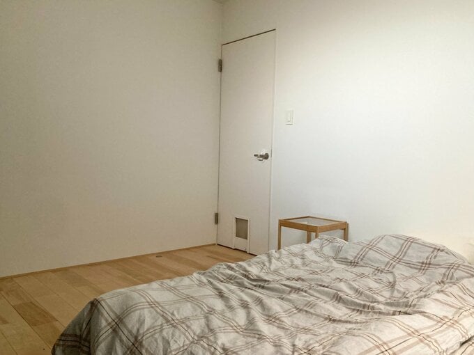 収納をなくした寝室はベッド回りに余白ができる