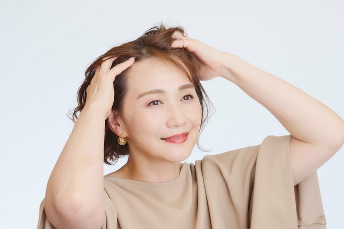 ワックスをなじませている女性