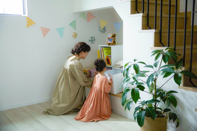 お片づけする子どもと親