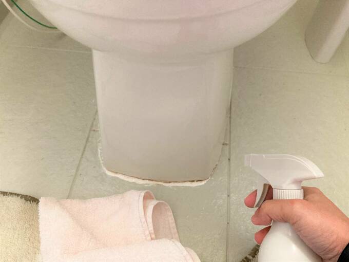 便器の下にスプレー