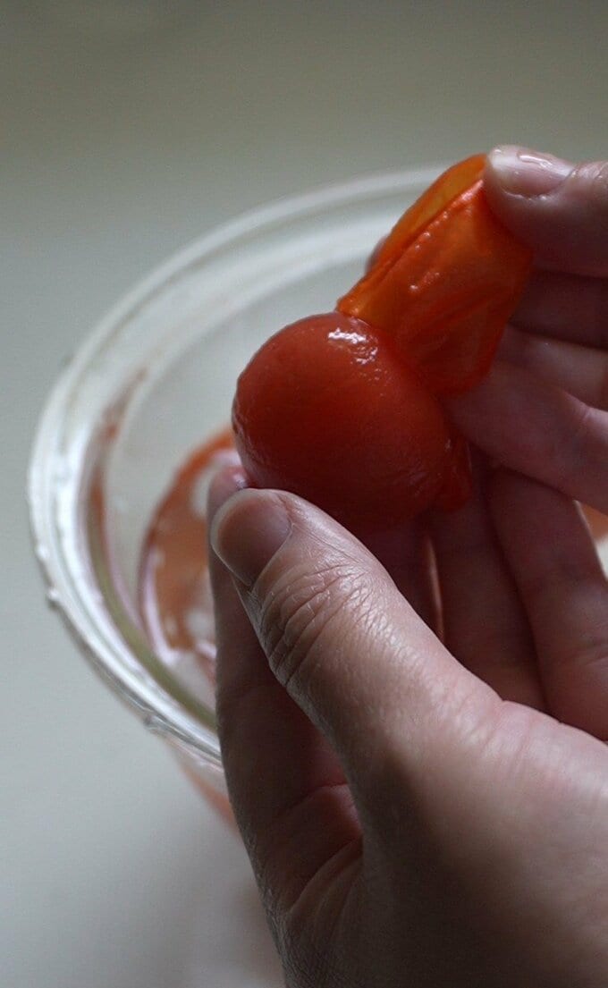 皮がふやけたら冷水に移し、手で皮をむく。