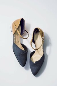 異素材ツートンとサイドの肌見せがコーデをぐっと引き締め