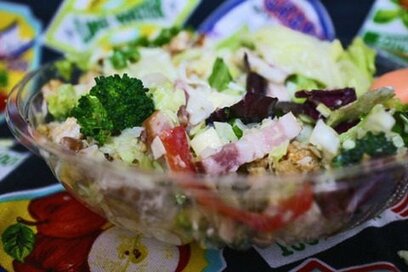 糖質制限にもぴったり！ボリューム満点のおしゃれサラダがコンビニで買える