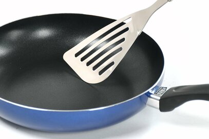 フライパンの意外と知らないNGな使い方。ジュッと鳴るまでの「余熱」は逆効果に