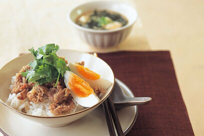 あっという間にできる「お手軽どんぶり」2選。豚肉とネギを切って蒸すだけで完成／行正り香さんのレシピ