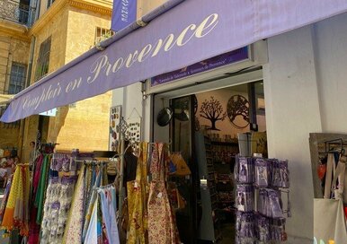 日本とフランスでこんなに違う「贈りもの」事情。スカーフ、ストールはブランドものは選ばない