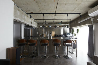 【マンションリノベ事例】「飲みに来て」と誘いたくなる家。お店みたいなキッチンで待ってます