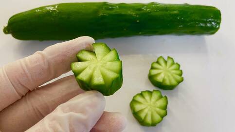 キュウリがおしゃれに大変身！お弁当に便利な飾り切りテク