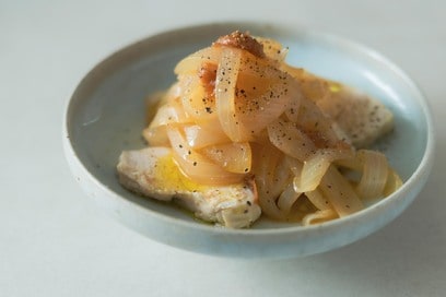鶏胸肉×タマネギの絶品おかず。ソースのうま味がしみわたる＜長谷川あかりさんレシピ＞