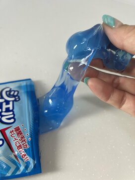 まるでスライム。ダイソー「ジェルクリーナー」が引き出しや車内のゴミ掃除に便利
