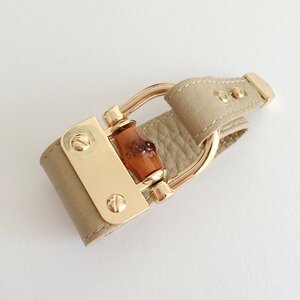 レザー調の太バングル