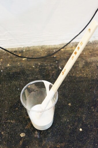 ペンキを少量、使い捨てコップに出す