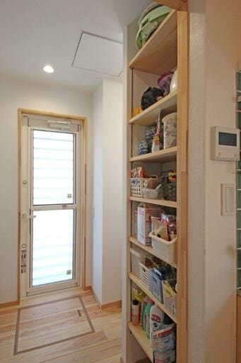造りつけの収納棚