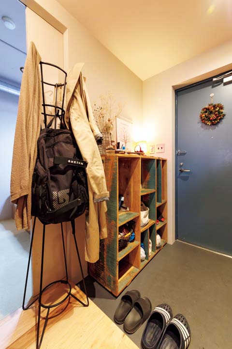 床をモルタル仕上げにして、シューズボックスを造作した玄関