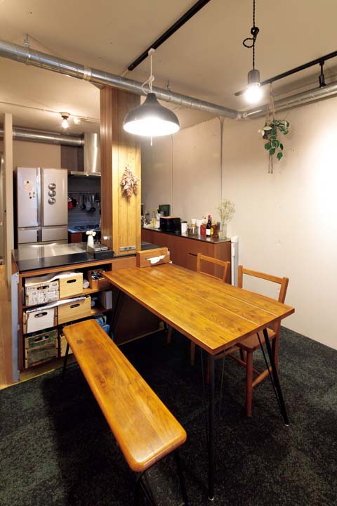 入り口にゲートを設けたキッチン