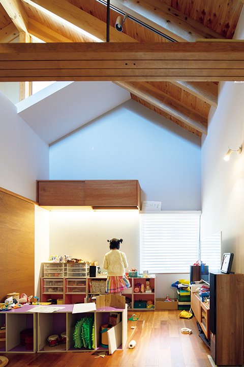 背の低いカラーボックスで姉弟のスペースを分けている