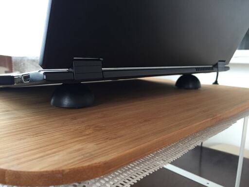 ノートPCスタンドを後ろ側に置く