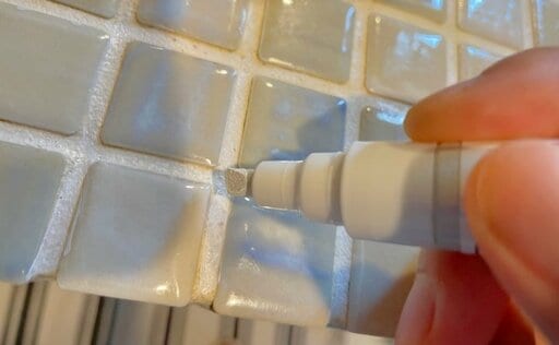 東山工業の「目地クリーン」で目地を塗っているところ