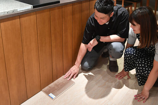 床材サンプルと2人