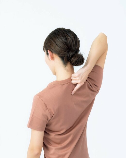 背中をさわっている人