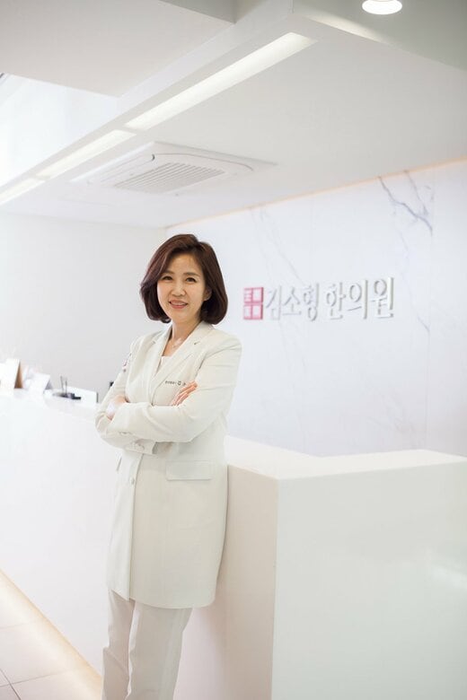 ほほ笑む韓方医のキム・ソヒョンさん