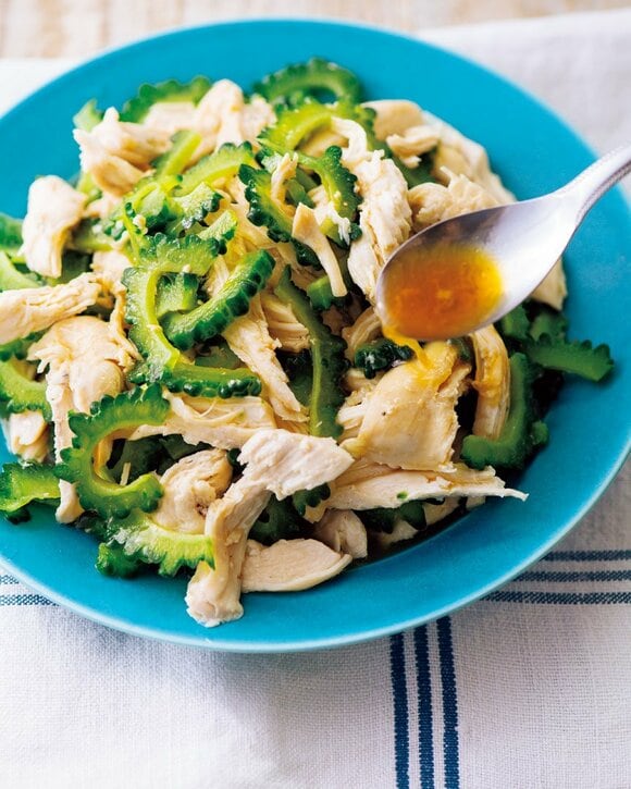 蒸し鶏とゴーヤの料理