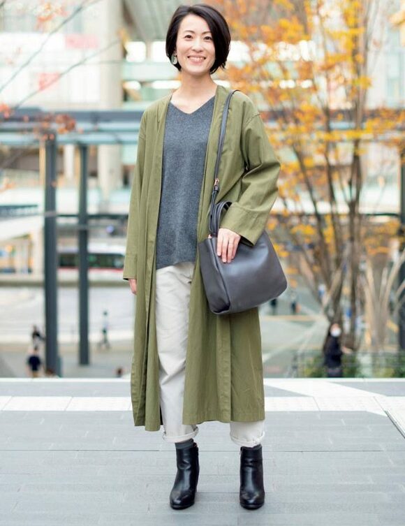 カーキコート女性