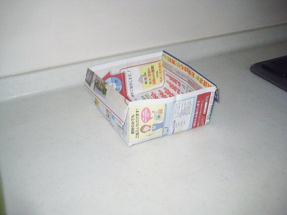 チラシを折ってつくったゴミ箱をスタンバイ