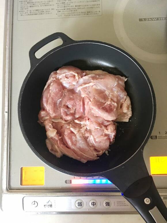 鶏もも肉をフライパンで焼く様子