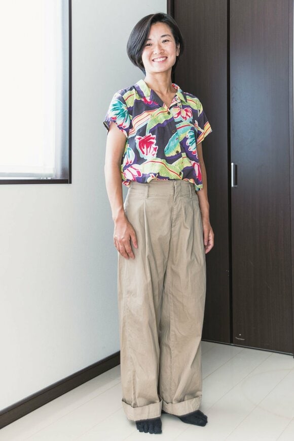 チノパンを履いた女性