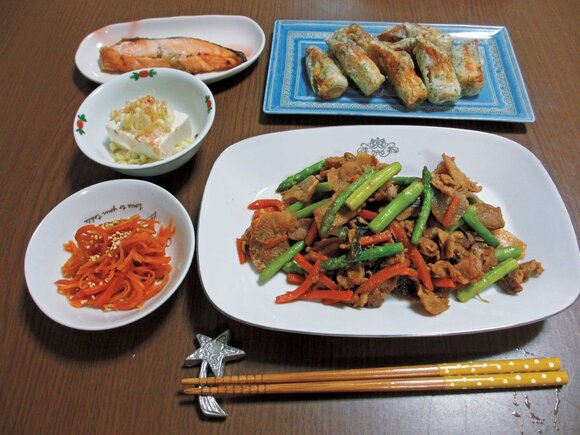 食卓テーブルに食事