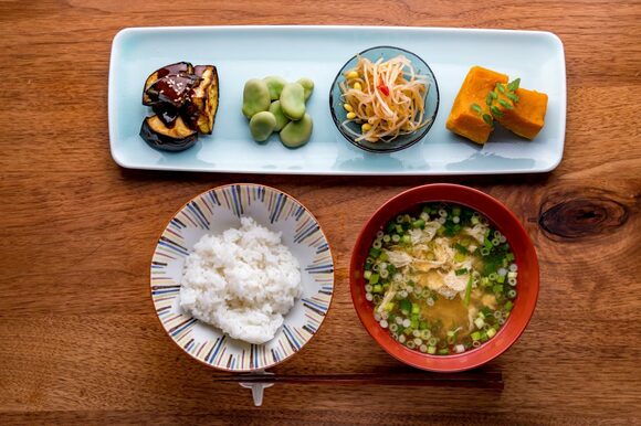 四角いお皿に小さなお惣菜を並べて、小料理屋風に