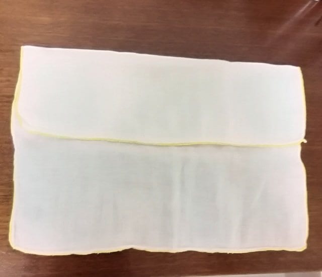 ハンカチを上下から1/3ずつ折った様子