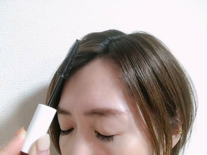 ポイントリペアを塗る女性