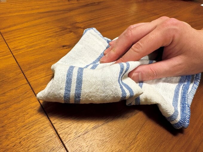 ふきんでふく様子