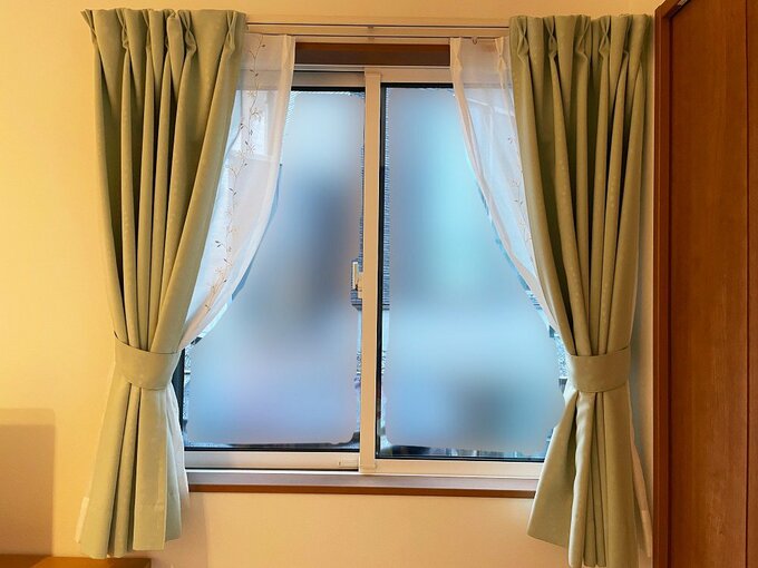 隣家向きに設置された引き違い窓