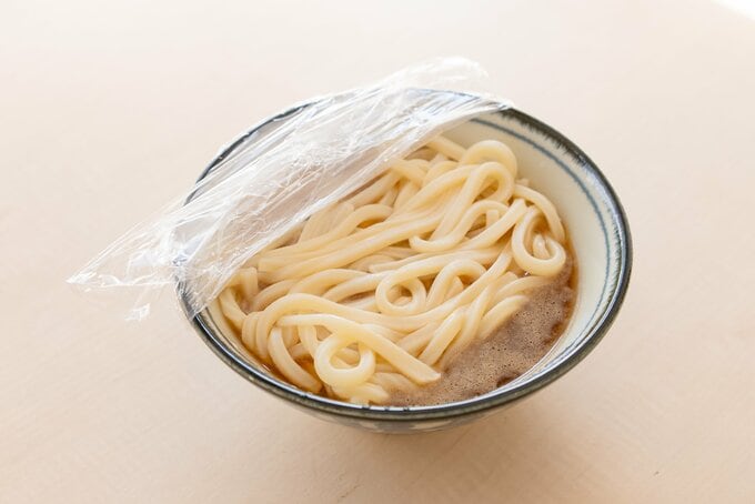 豚肉にうどんを入れる