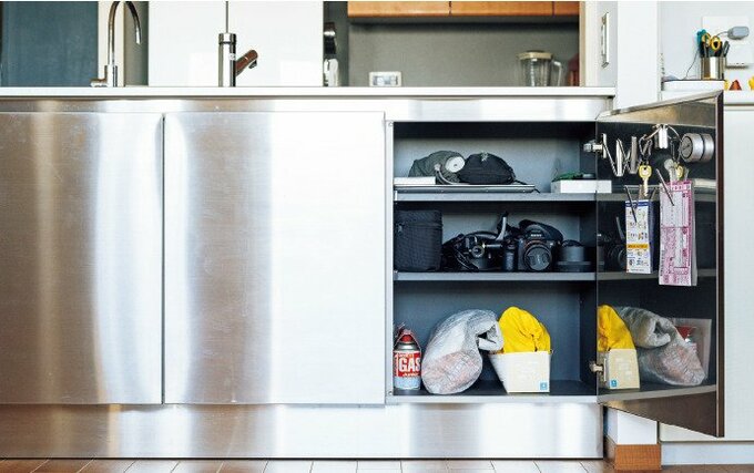 扉の内側には服の着 丈や身幅を測るためのメジャーや予備の鍵、す ぐに支払わなくてはいけない払込票などを。 「イケア」のクリップつきマグネットが大活躍。