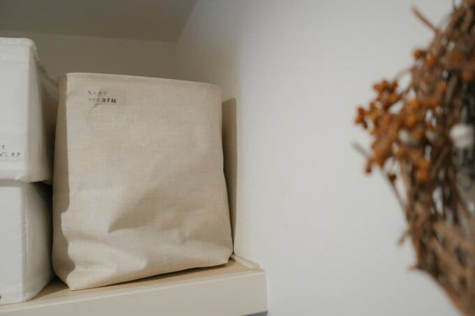 使用頻度が低いものはフリマアプリで処分。売れるまでは、クローゼットのカゴにひとまとめに