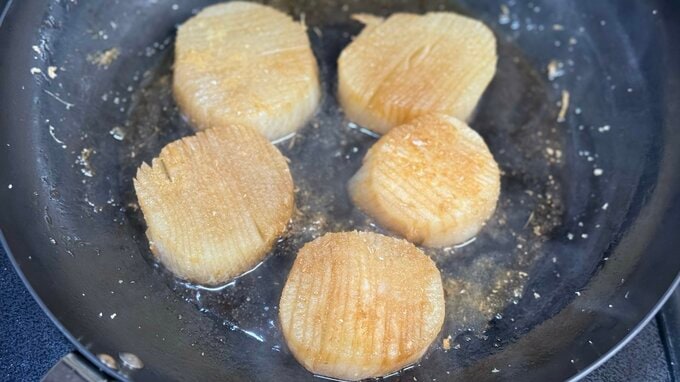 ダイコンステーキを焼いているところ