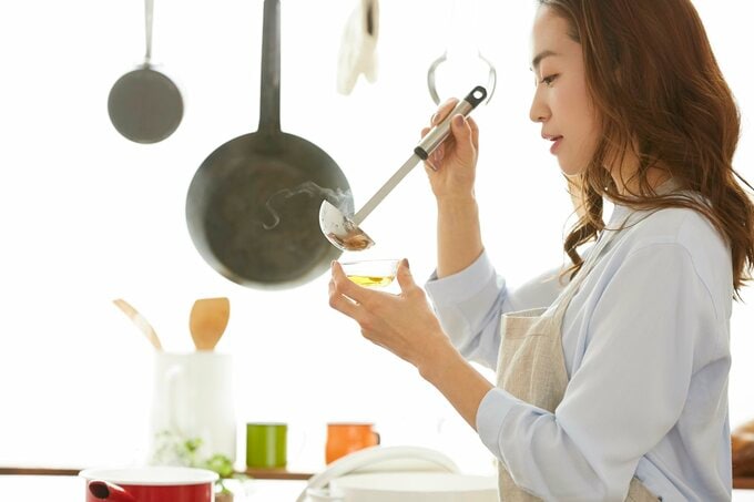 ドリンクを飲む女性