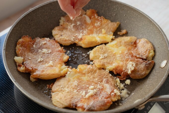 チーズをかけて焼く